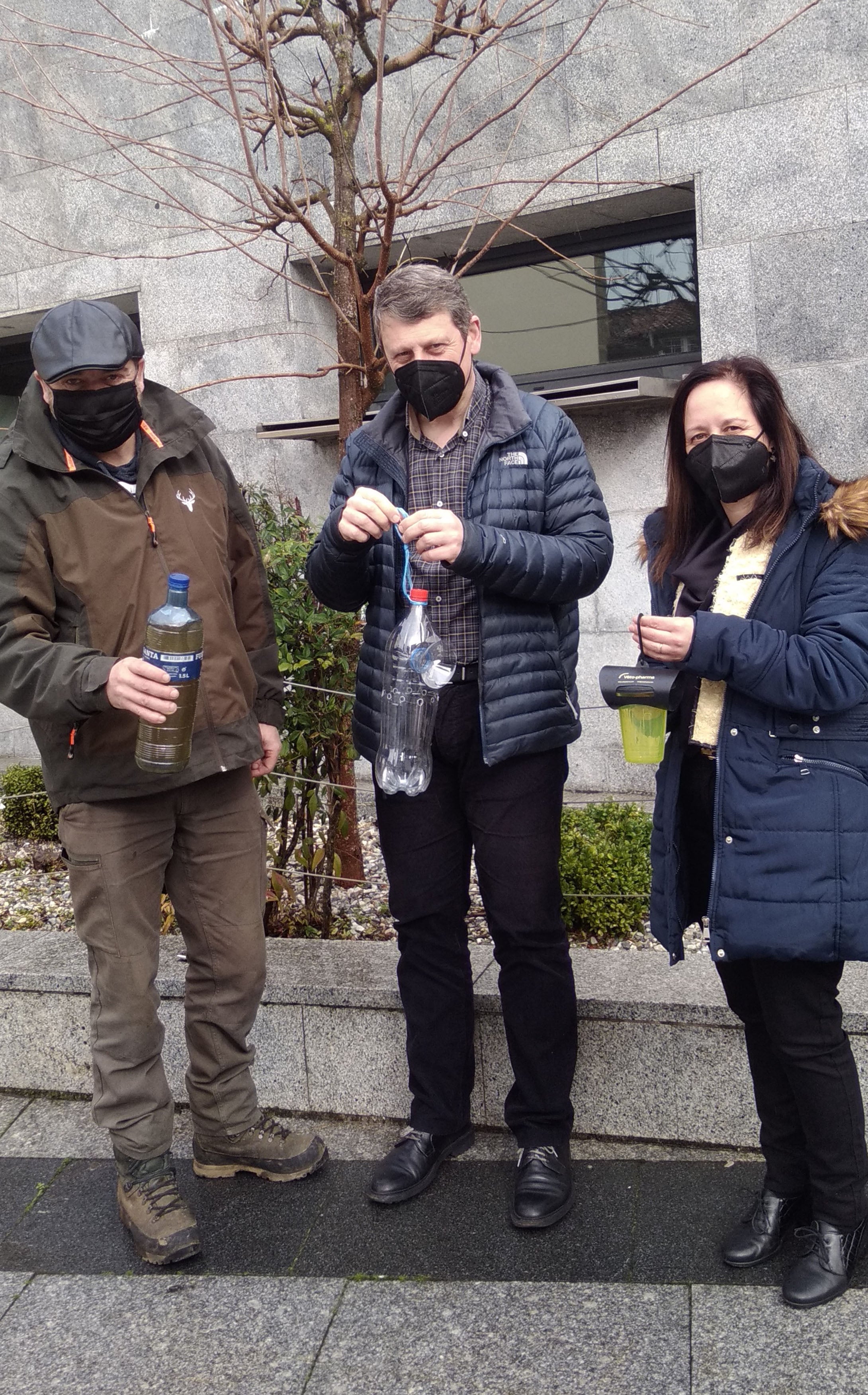 Primer día de reparto de trampas y atrayente contra la avispa asiática en Tineo. Primer día de reparto de trampas y atrayente contra la avispa asiática en Tineo.