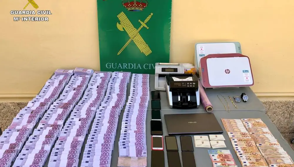 Billetes facsímil utilizados para las estafas incautados por la Guardia Civil