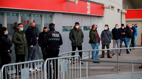 Cola ante el Wanda Metropolitano para la vacunaci&oacute;n contra el coronavirus.