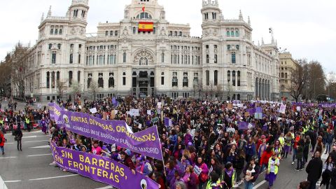 Manifestación por el Día de la Mujer a su paso por Cibeles en 2020