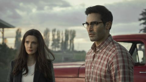 Los actores Tyler Hoechlin y Elizabeth Tulloch, en una imagen promocional de 'Superm&aacute;n y Lois'