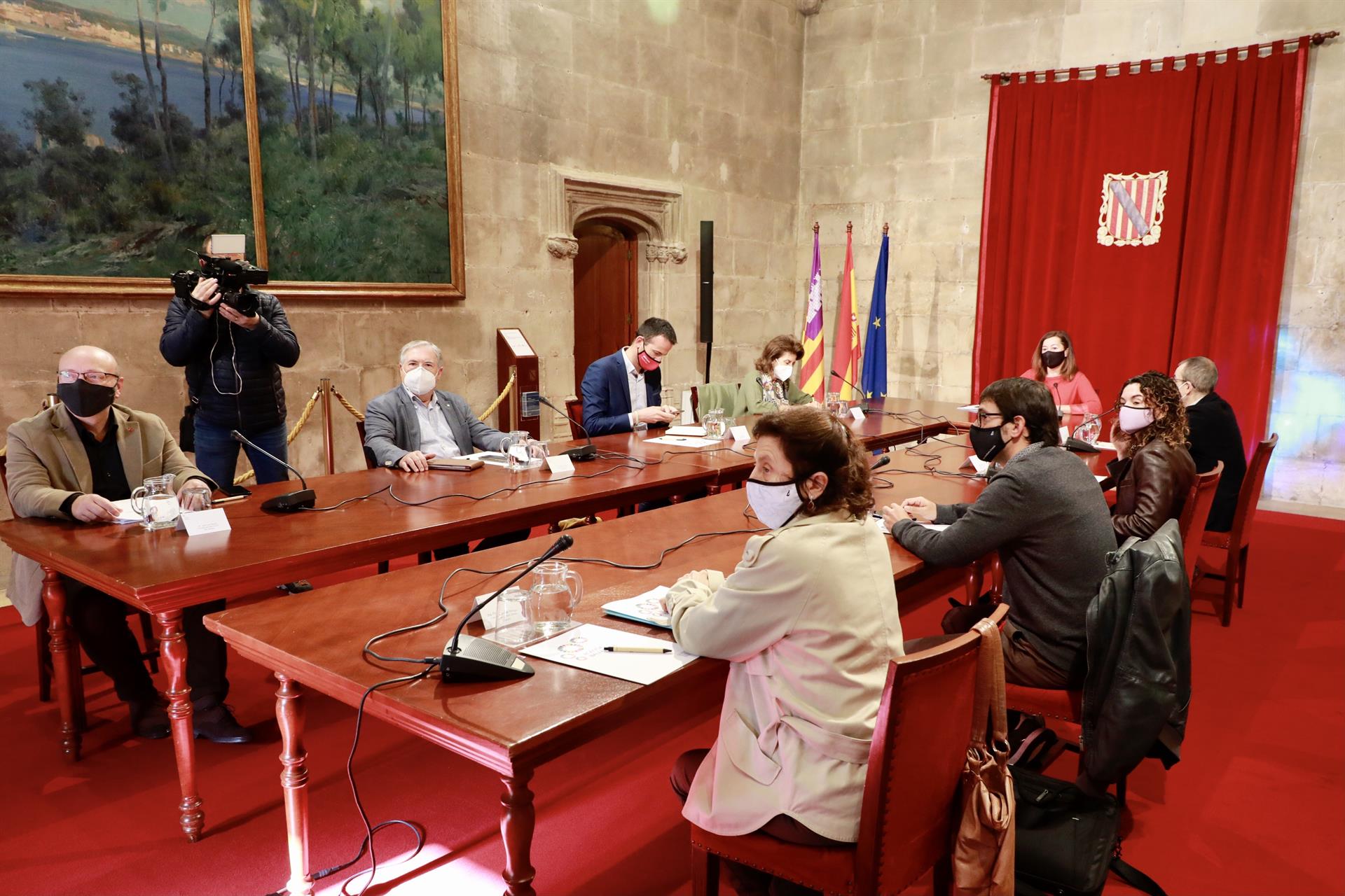Los bares podrán abrir las terrazas al 50% en Mallorca, con cuatro personas por mesa y hasta las 17.00h Los bares podrán abrir las terrazas al 50% en Mallorca, con cuatro personas por mesa y hasta las 17.00h