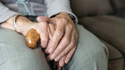 Los mayores esperan el protocolo para poder salir de paseo