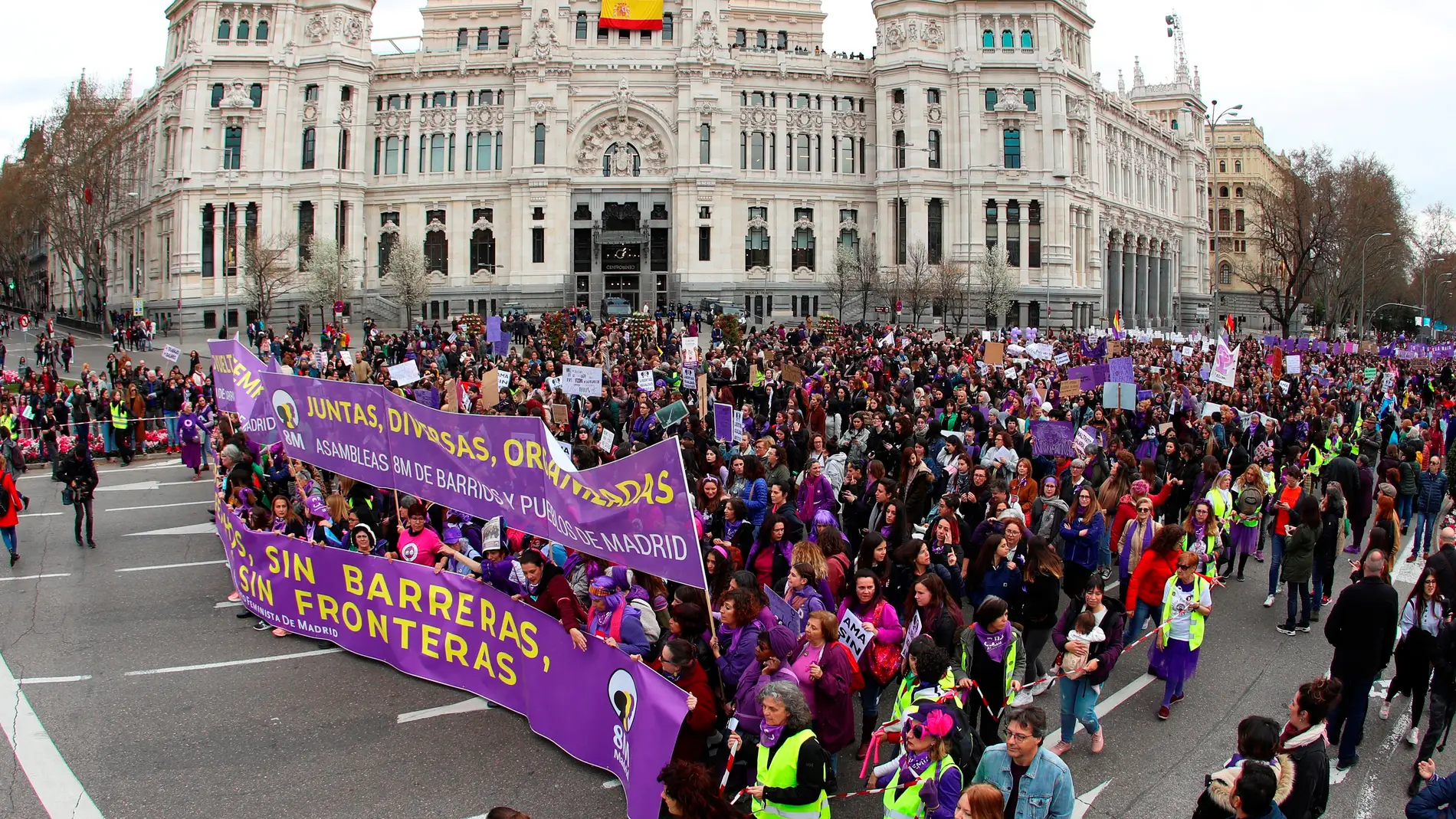 Manifestación por el Día de la Mujer a su paso por el Ayuntamiento en 2020. 