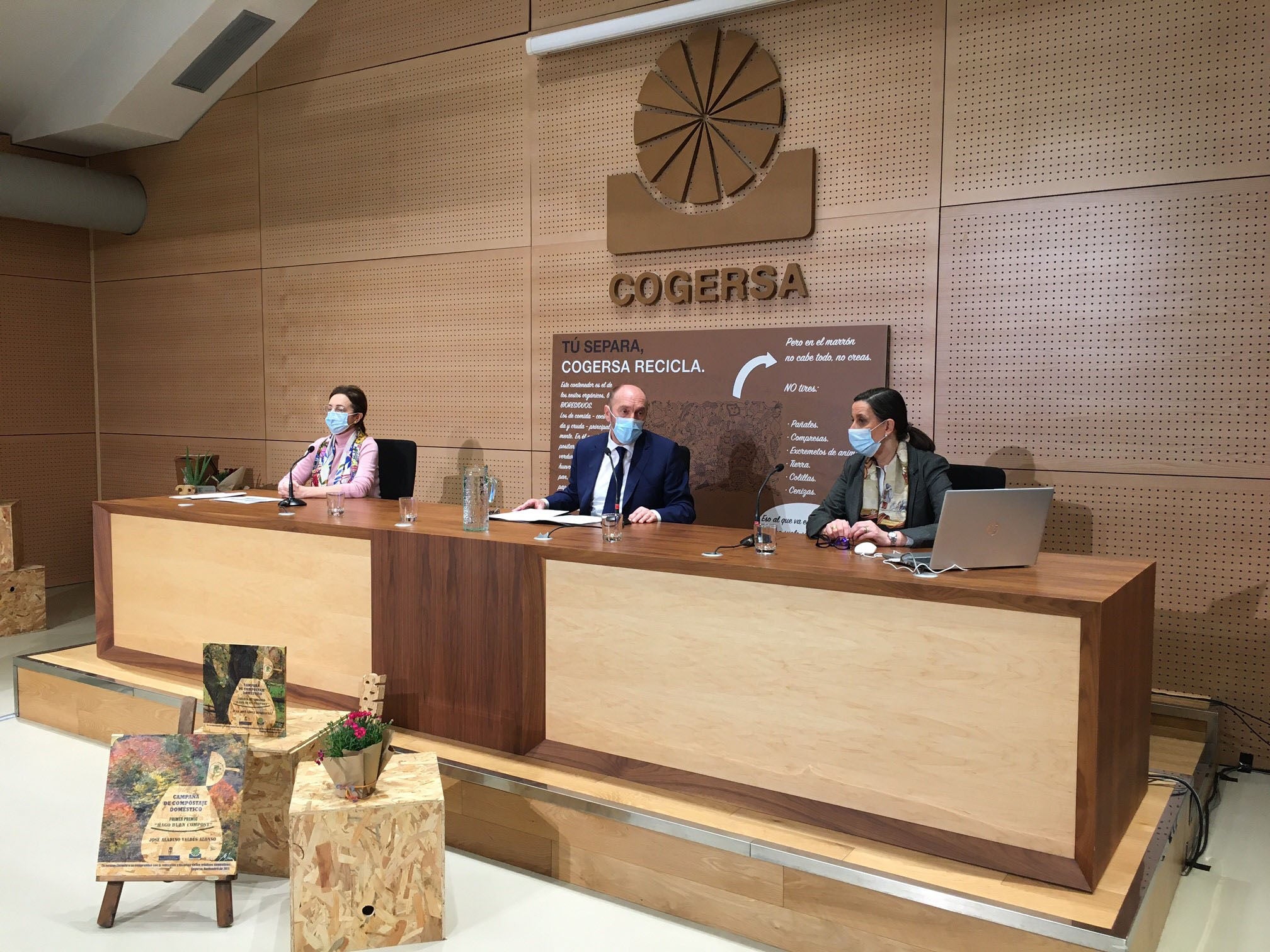 El vicepresidente Cofiño apela a la responsabilidad de todos para alcanzar objetivos "ambiciosos" en recogida selectiva El vicepresidente Cofiño apela a la responsabilidad de todos para alcanzar objetivos "ambiciosos" en recogida selectiva