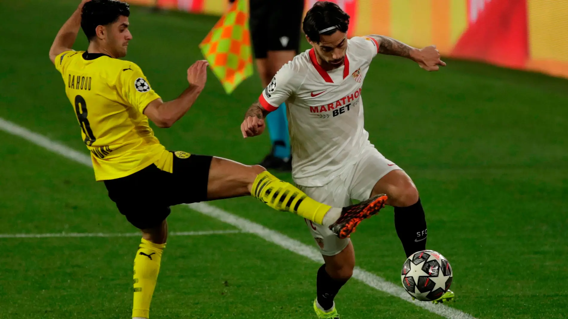 Suso pelea un balón con el centrocampista del Borussia Dortmund Mahmoud Dahoud. 