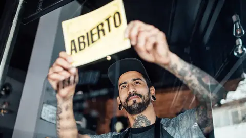 La iniciativa de prolongar el cierre hasta las 20.00 horas fue realizada por la patronal del comercio cierre