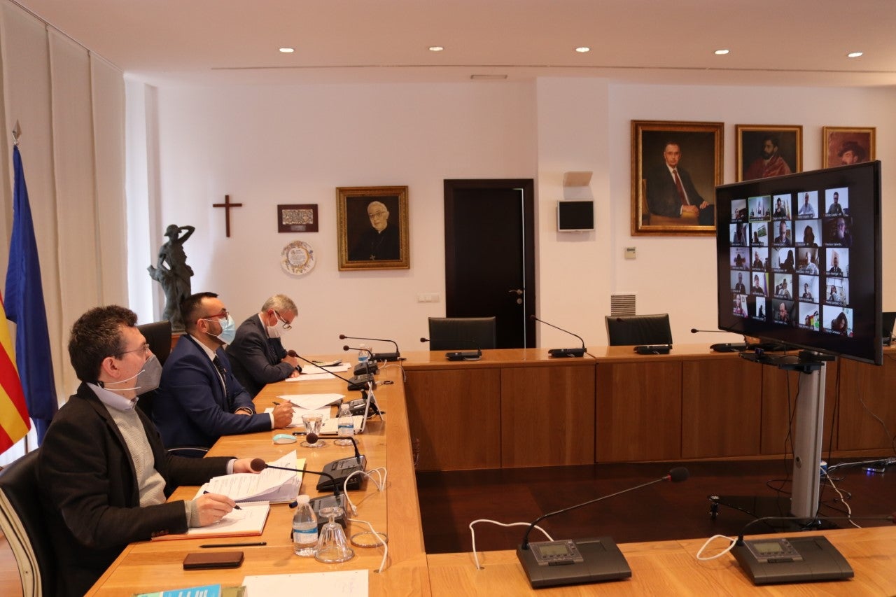 El ple aprova sol-licitar una subvenció a l´Ivace per modernitzar tres zones industrials El ple aprova sol-licitar una subvenció a l´Ivace per modernitzar tres zones industrials