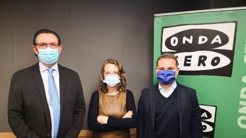 El director de Asima, Alejandro S&aacute;enz de San Pedro, acompa&ntilde;a a la periodista de Onda Cero Elka Dimitrova y al propietario de Representaciones Costabella, Diego Jim&eacute;nez.