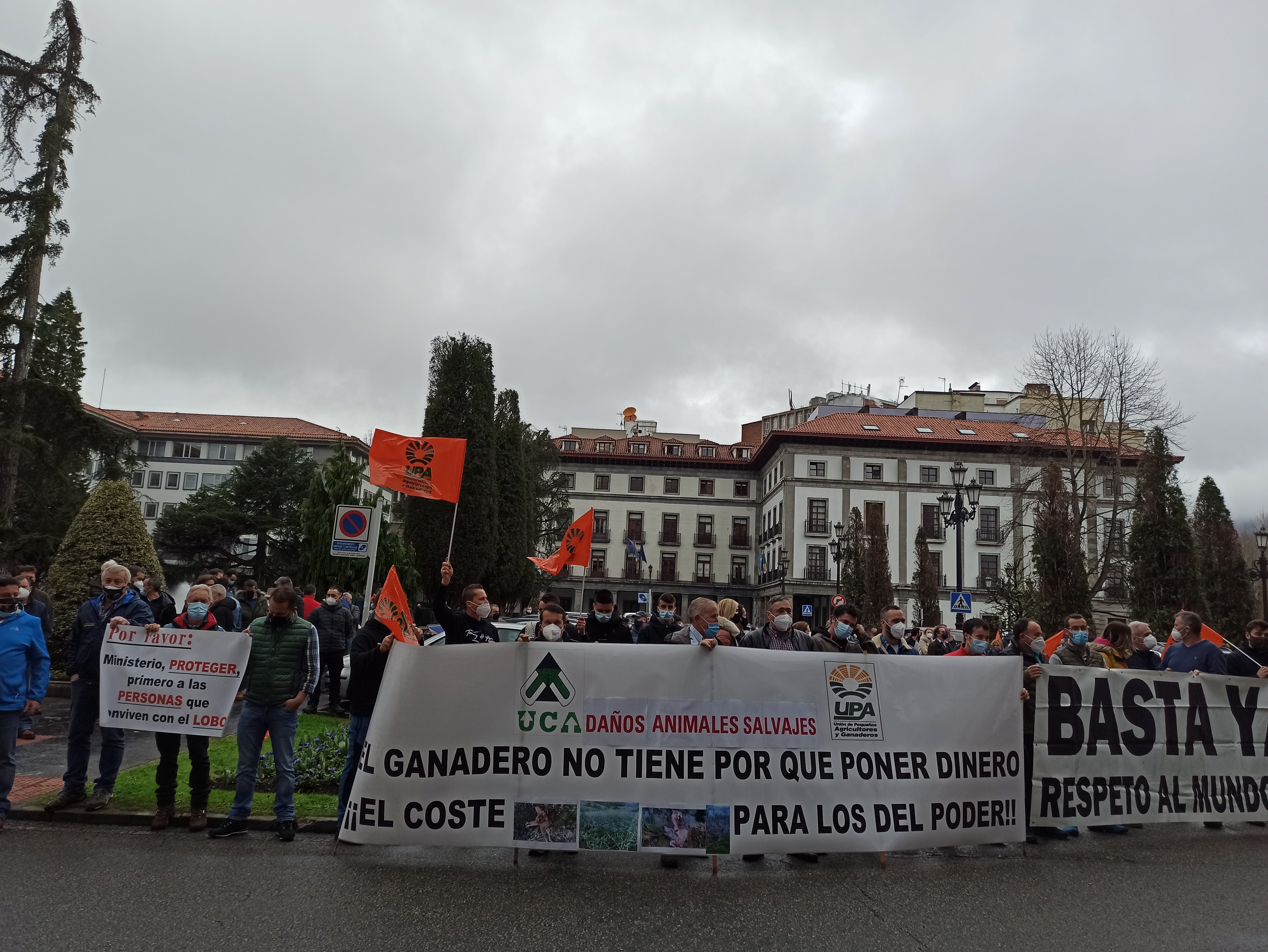 UCA se concentra ante la Delegación del Gobierno y presenta alegaciones contra la protección especial del lobo UCA se concentra ante la Delegación del Gobierno y presenta alegaciones contra la protección especial del lobo