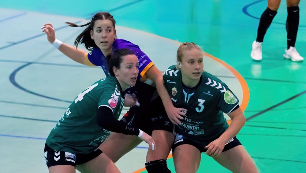 María Flores y Katia Zhukova, en una acción defensiva del Club Balonmano Elche ante el Liberbank Gijón.