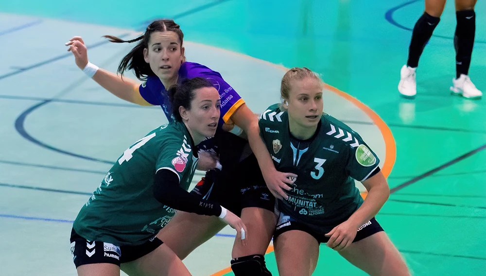 María Flores y Katia Zhukova, en una acción defensiva del Club Balonmano Elche ante el Liberbank Gijón. María Flores y Katia Zhukova, en una acción defensiva del Club Balonmano Elche ante el Liberbank Gijón.
