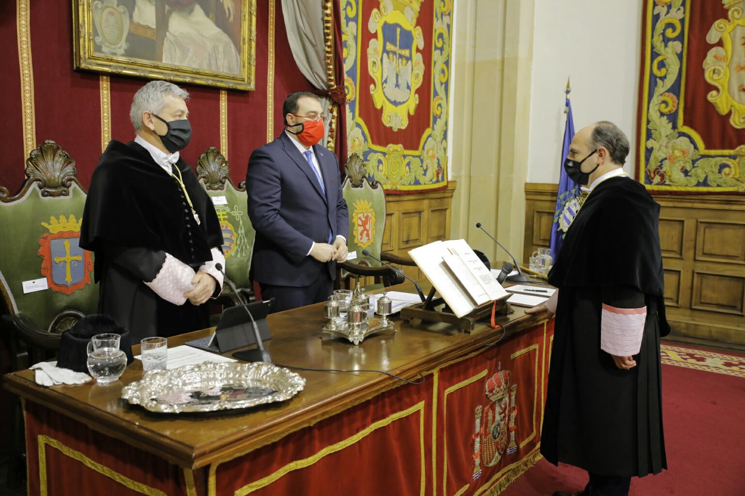 Ignacio Villaverde toma posesión como Rector de la Universidad de Oviedo Ignacio Villaverde toma posesión como Rector de la Universidad de Oviedo