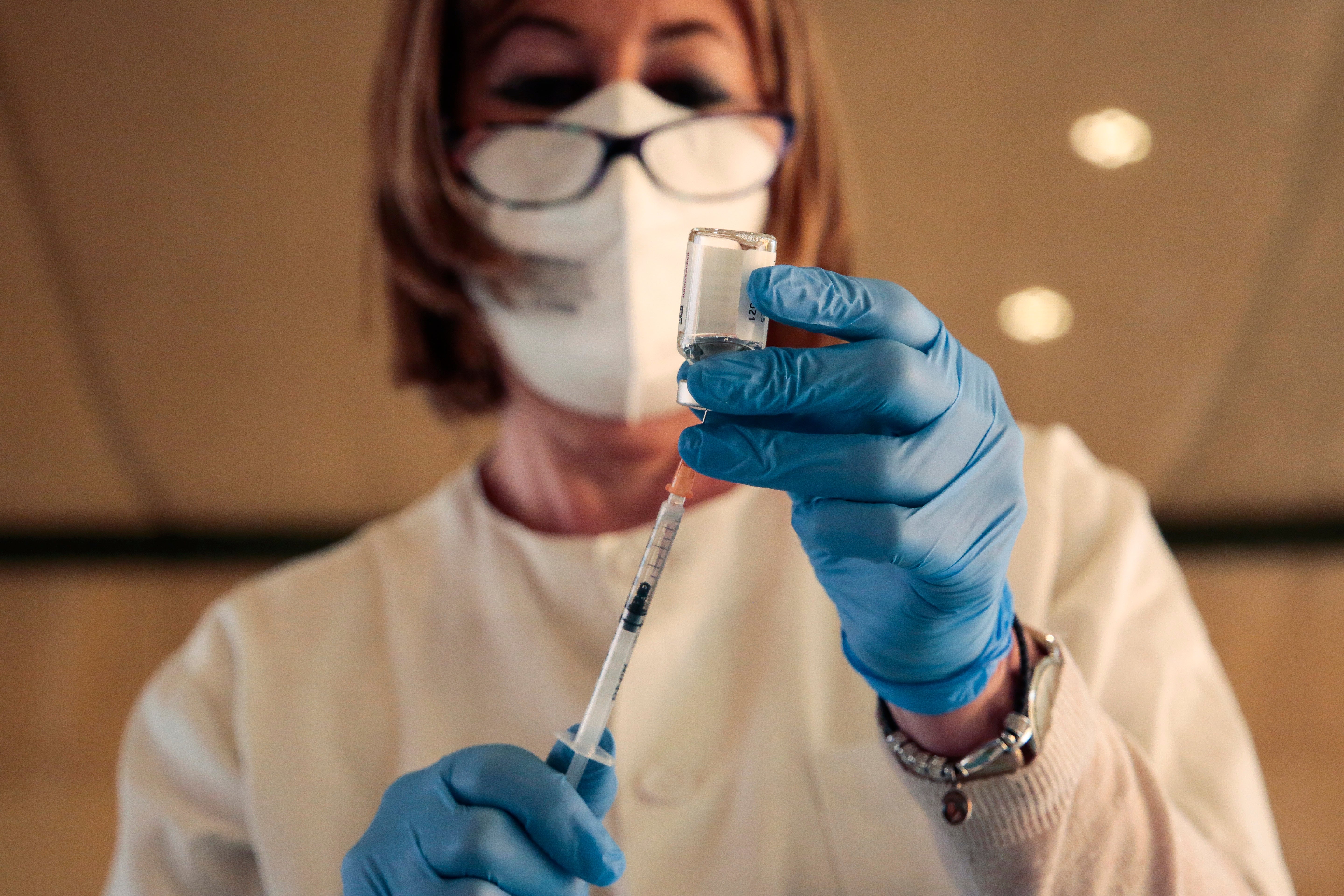 Las preguntas de Amón: "¿En qué situación de psicosis se les deja a los menores de 60 años ya vacunados?" Las preguntas de Amón: "¿En qué situación de psicosis se les deja a los menores de 60 años ya vacunados?"