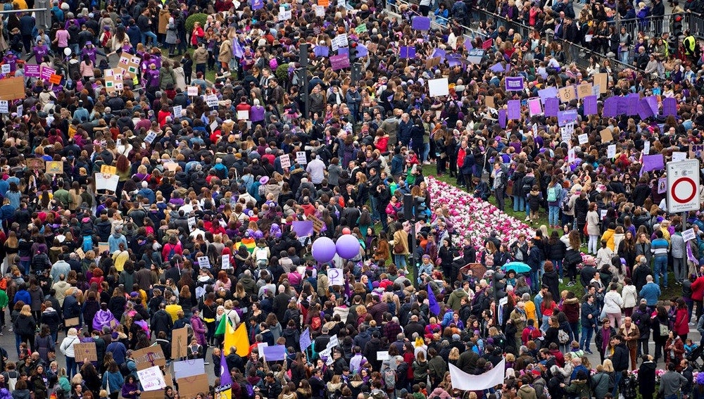 El Epílogo: "Las autonomías partidarias de ampliar las restricciones no prohíben las manifestaciones, como sí se ha hecho en la tan criticada Madrid" El Epílogo: "Las autonomías partidarias de ampliar las restricciones no prohíben las manifestaciones, como sí se ha hecho en la tan criticada Madrid"