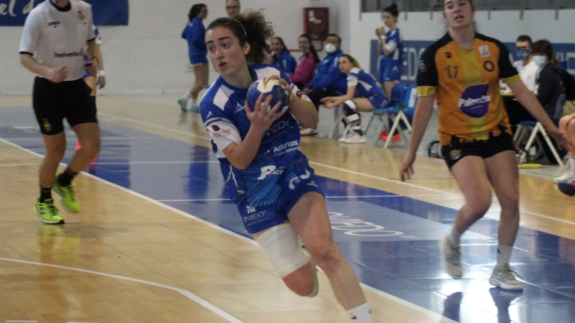 Carmen García Calvo, jugadora del Oviedo femenino de balonmano