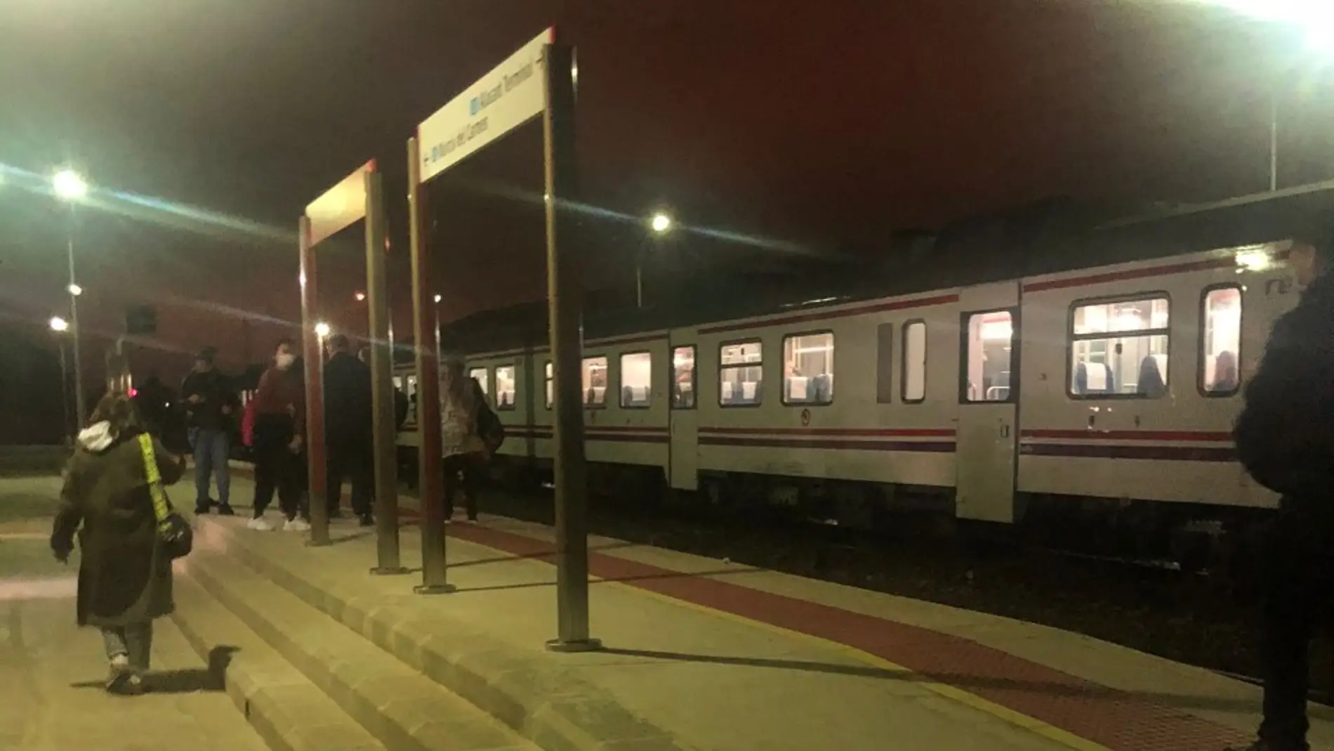 Pasajeros en la estación de Renfe de Torrellano de Elche tras el incidente que obligó a cambiar de tren.