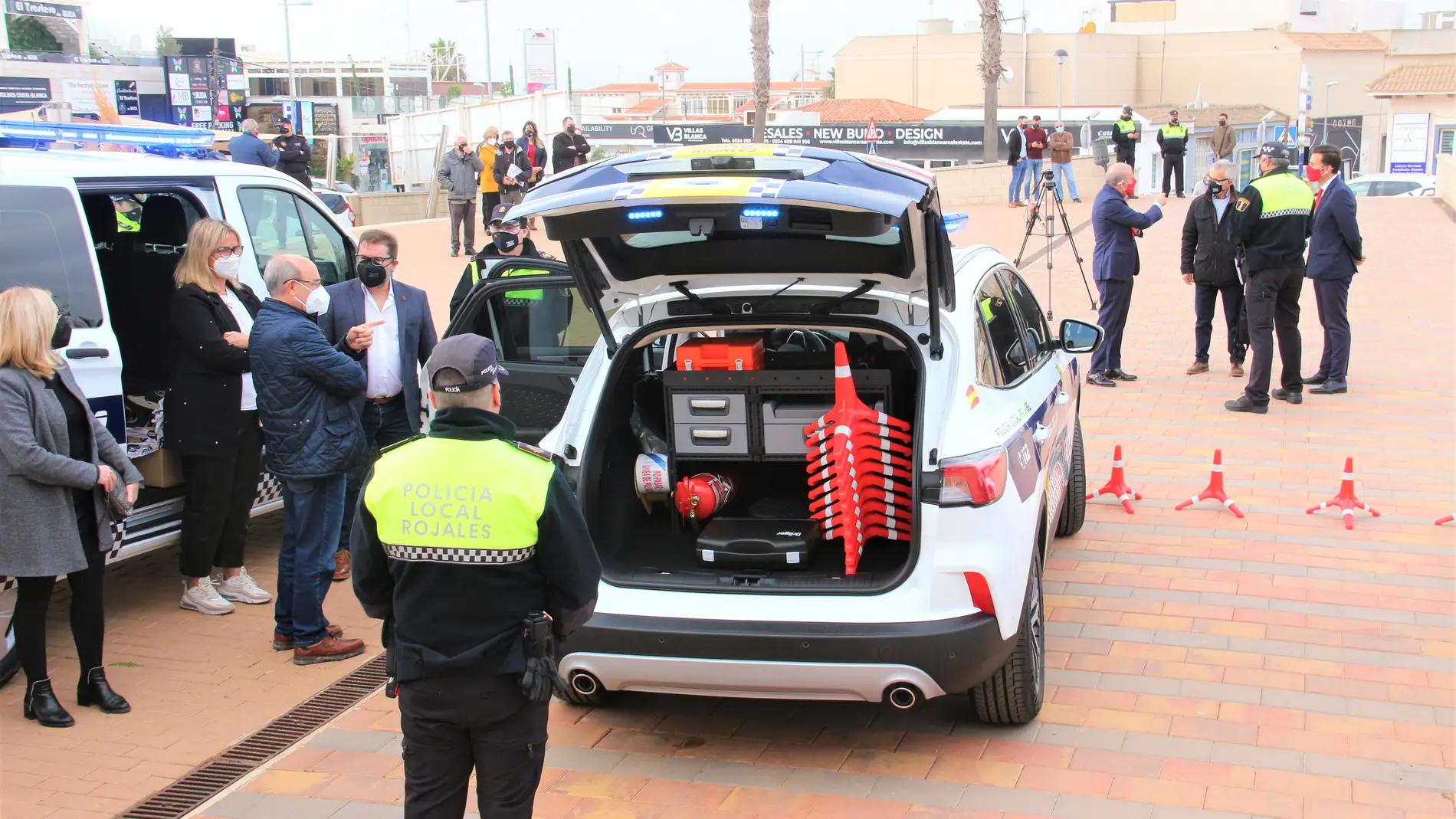 El alcalde de Rojales, Antonio Pérez, recepcionó y presentó este jueves los nuevos vehículos de la Policía Local 