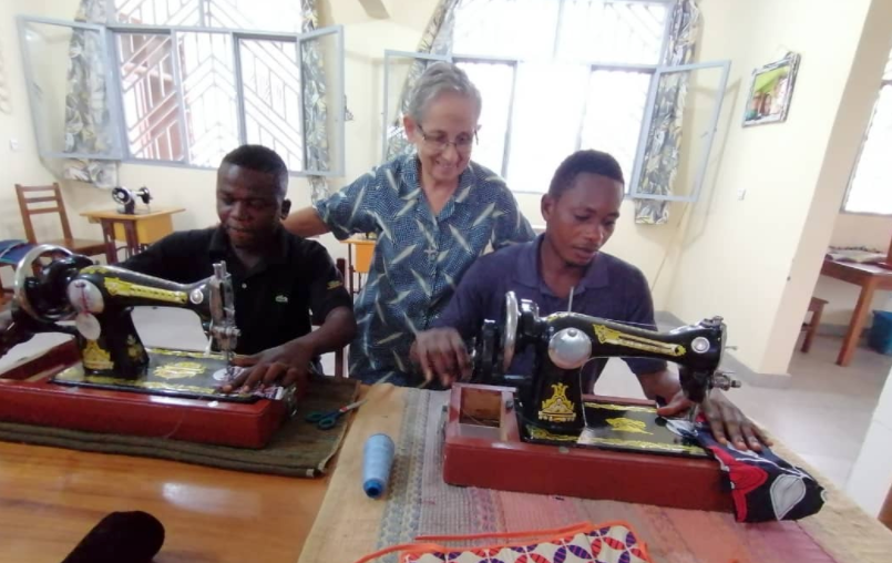 Máquinas de coser solidarias adquiridas con la colaboración del Ayuntamiento de Peñamellera Baja ya prestan servicio en Kinshasa Máquinas de coser solidarias adquiridas con la colaboración del Ayuntamiento de Peñamellera Baja ya prestan servicio en Kinshasa