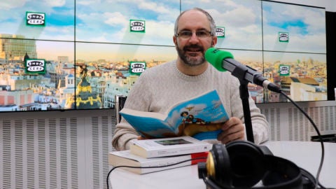 'Hablamos de libros', con Francisco Paniagua, cumple 10 a&ntilde;os de emisi&oacute;n en el informativo Noticias fin de semana