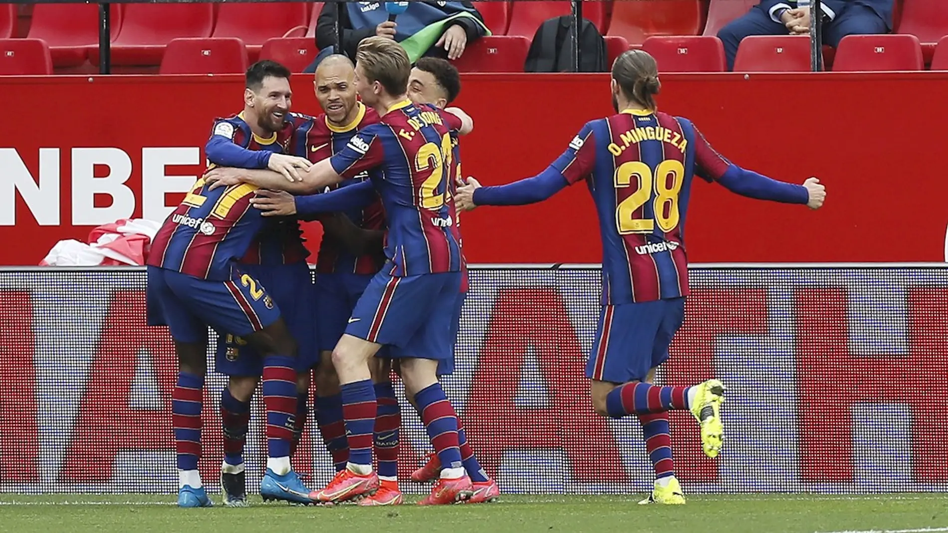 Los jugadores del Barcelona celebran el segundo gol ante el Sevilla 
