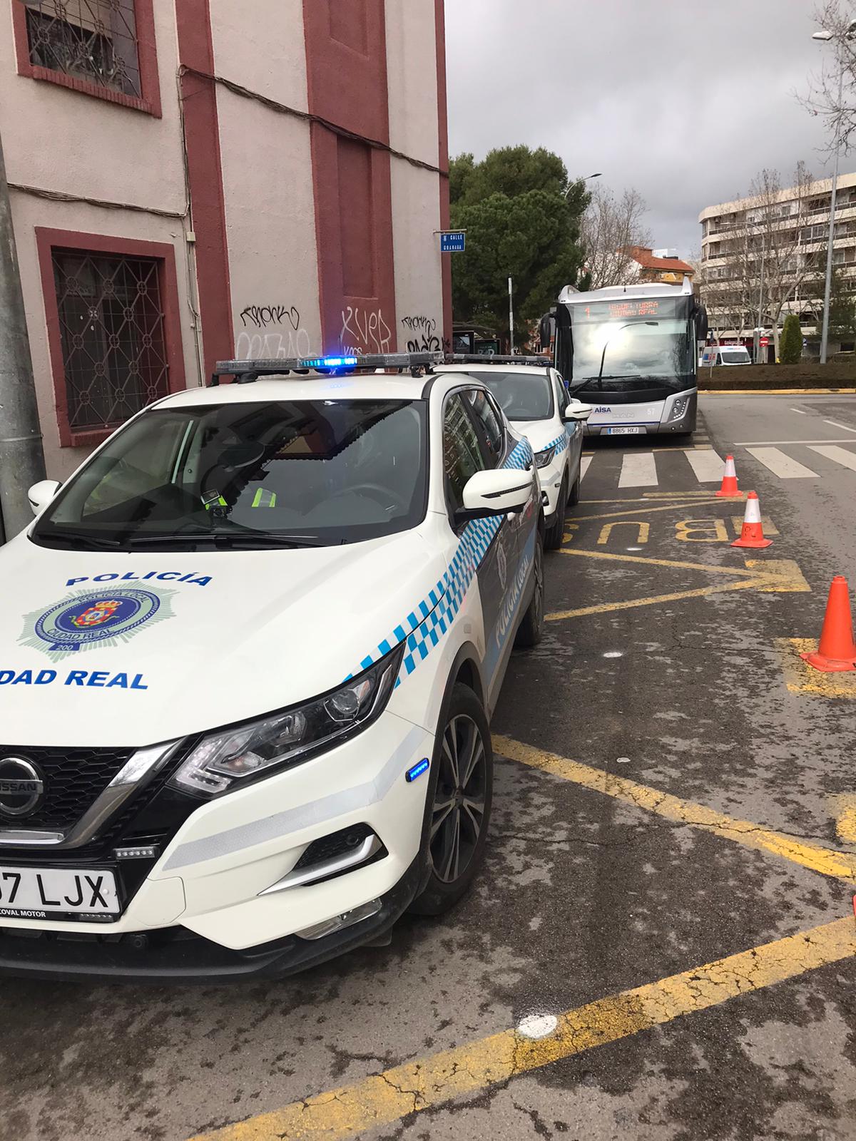 Interceptan un turismo en Ciudad Real cuya conductora dio positivo en alcohol y daño a otros vehículos Interceptan un turismo en Ciudad Real cuya conductora dio positivo en alcohol y daño a otros vehículos