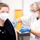 Una sanitaria vacuna contra la COVID-19 a una profesora en Bremen (Alemania)