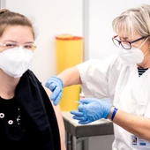 Una sanitaria vacuna contra la COVID-19 a una profesora en Bremen (Alemania) Una sanitaria vacuna contra la COVID-19 a una profesora en Bremen (Alemania)