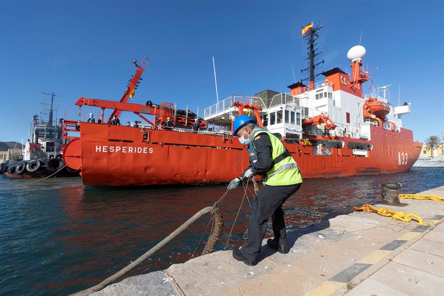 Muere uno de los tripulantes del buque 'Hésperides' afectado por el brote de covid Muere uno de los tripulantes del buque 'Hésperides' afectado por el brote de covid