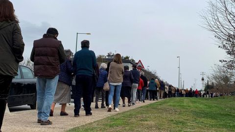 Un bulo en redes sociales provoca que 4.000 personas acudan a un punto de vacunaci&oacute;n sin cita previa en Sevilla