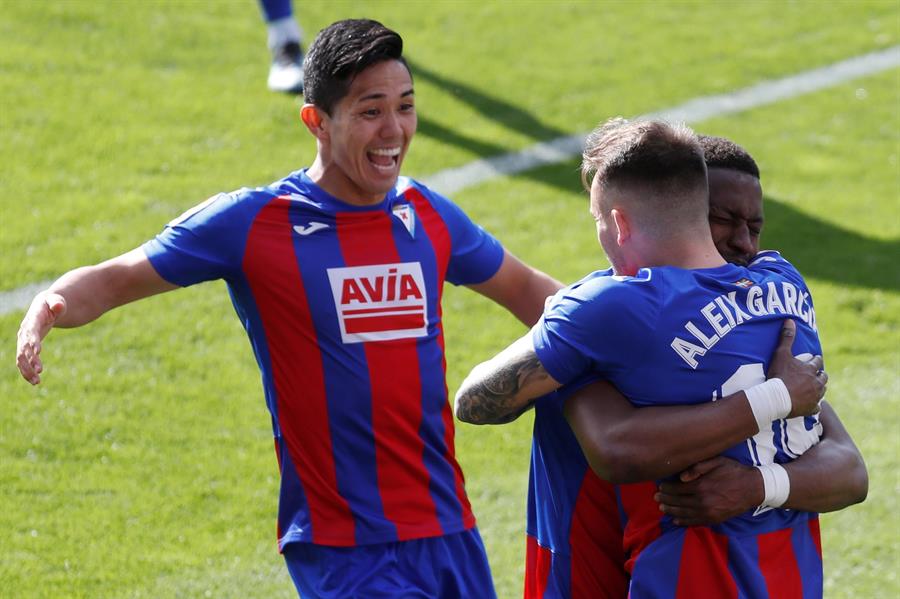 Sandro y Diop dan un punto a Huesca y a Eibar que no les vale de mucho Sandro y Diop dan un punto a Huesca y a Eibar que no les vale de mucho