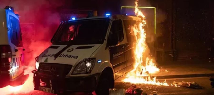 Arran celebrates on Twitter the attempted burning of the Guàrdia Urbana van in La Rambla