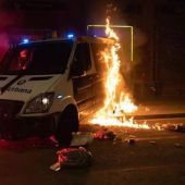Imagen del furgón de la Guardia Urbana quemado por los acusados