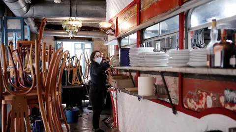 Imagen de una mujer realizando tareas de limpieza en un restaurante de Valencia Imagen de una mujer realizando tareas de limpieza en un restaurante de Valencia