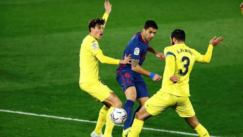  El defensa del Villarreal Ra&uacute;l Albiol pelea un bal&oacute;n con el delantero uruguayo del Atl&eacute;tico de Madrid Luis Su&aacute;rez 