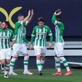 Los jugadores del Real Betis Balompié celebran el gol marcado por el delantero Juanmi Jiménez