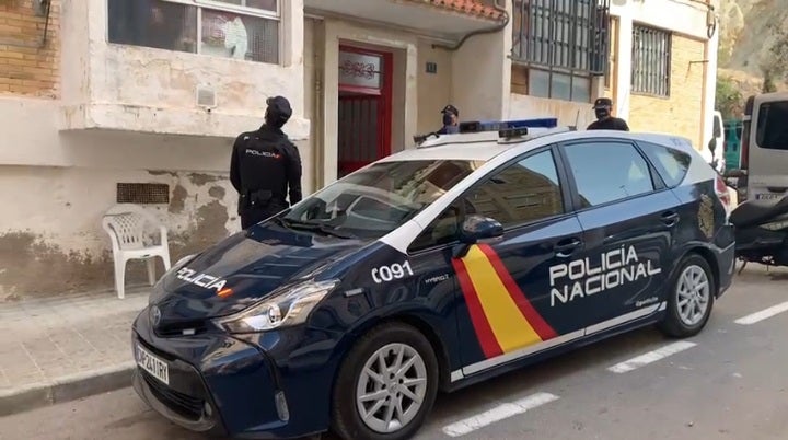 La Policía Nacional desmonta en Alicante una mafia que se lucraba con la venta y alquiler de viviendas que previamente ocupaban La Policía Nacional desmonta en Alicante una mafia que se lucraba con la venta y alquiler de viviendas que previamente ocupaban