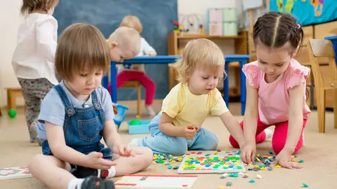 Niños jugando en una escuela infantil Niños jugando en una escuela infantil