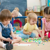Niños jugando en una escuela infantil Niños jugando en una escuela infantil