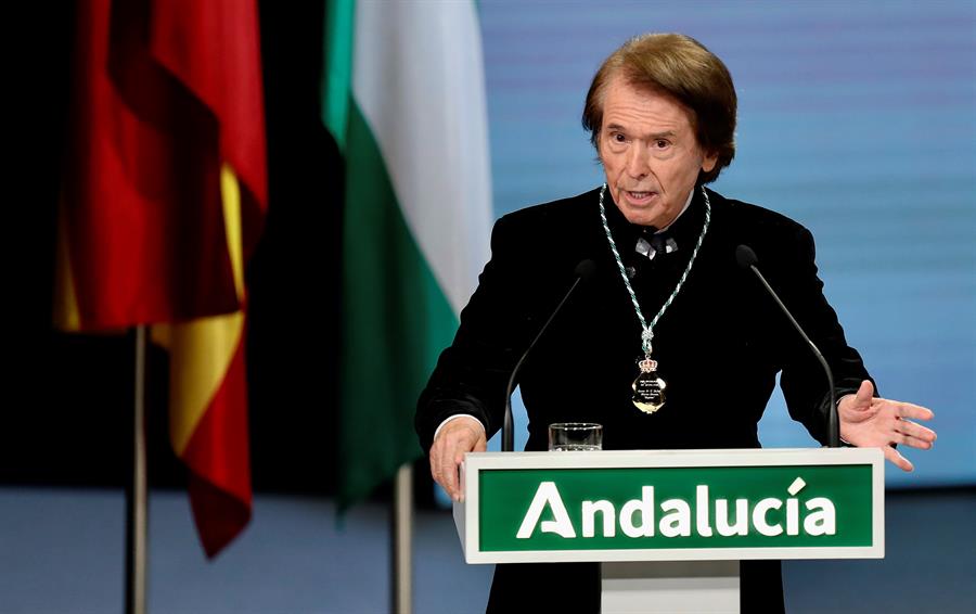 La particular versión de Raphael del Himno de Andalucía al ser nombrado Hijo predilecto La particular versión de Raphael del Himno de Andalucía al ser nombrado Hijo predilecto