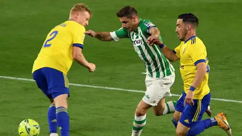 El centrocampista del Real Betis, Joaquín, intenta llevarse el balón ante los jugadores del Cádiz CF, Isaac Carcelén y el danés Jens Jonsson en el estadio Benito Villamarín, en Sevilla El centrocampista del Real Betis, Joaquín, intenta llevarse el balón ante los jugadores del Cádiz CF, Isaac Carcelén y el danés Jens Jonsson en el estadio Benito Villamarín, en Sevilla.