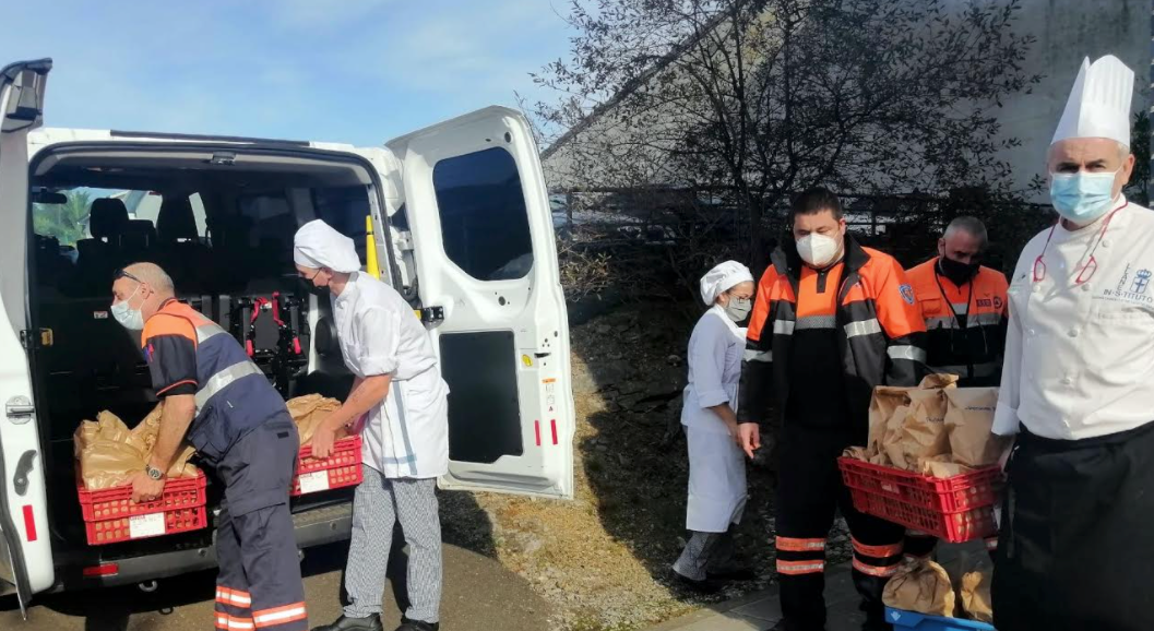 Entra en su quinto mes el reparto de menús solidarios elaborados por la Escuela de Hostelería del IES de Llanes Entra en su quinto mes el reparto de menús solidarios elaborados por la Escuela de Hostelería del IES de Llanes