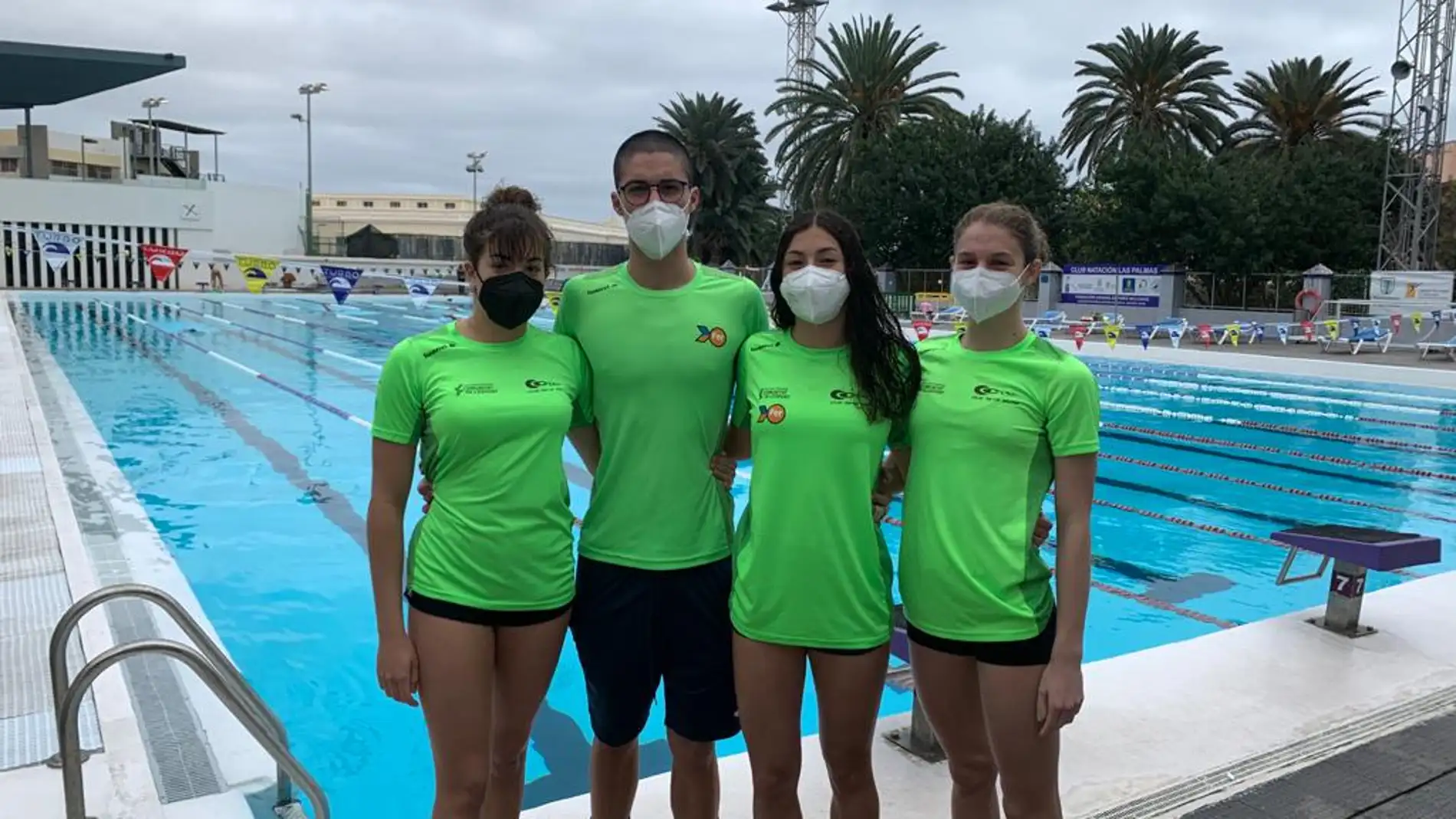 Nadadores del Club Tenis Elche, con el equipo Nacional en Canarias.