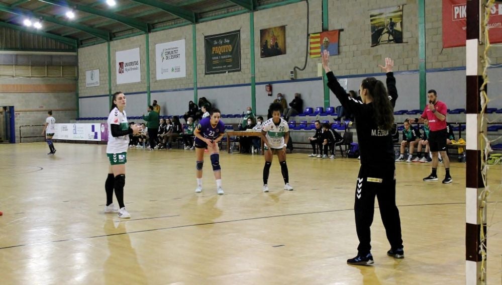 Gabriela Bitolo se dispone a ejecutar un penalti en el partido ante el Liberbank Gijón.