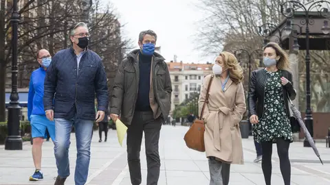 Líderes del PP de paseo por Gijón Líderes del PP de paseo por Gijón
