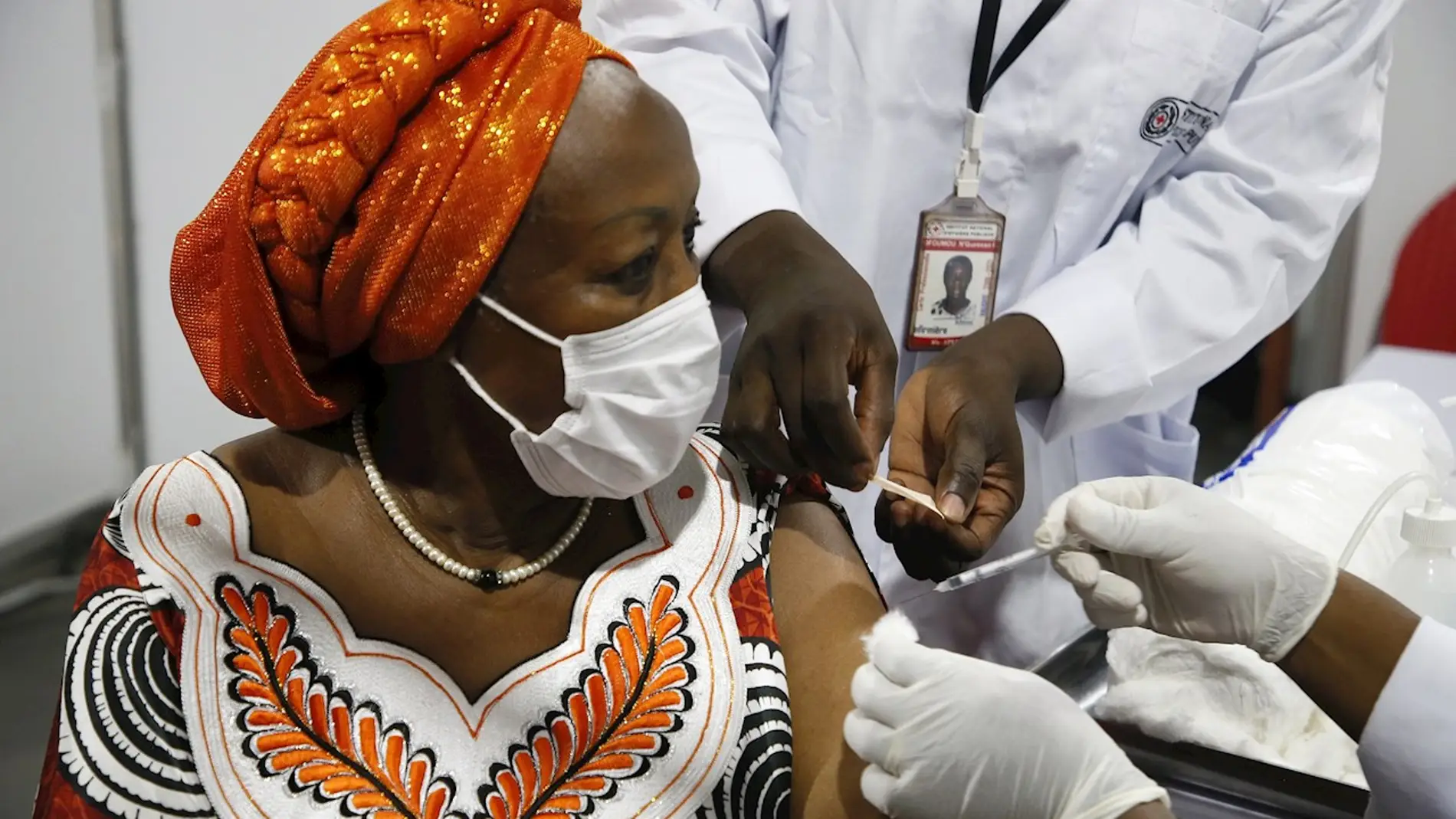 Una mujer es vacunada en Costa de Marfil