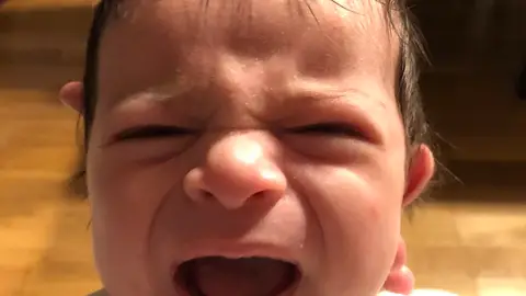 Niño llora cuadrado Niño llora cuadrado