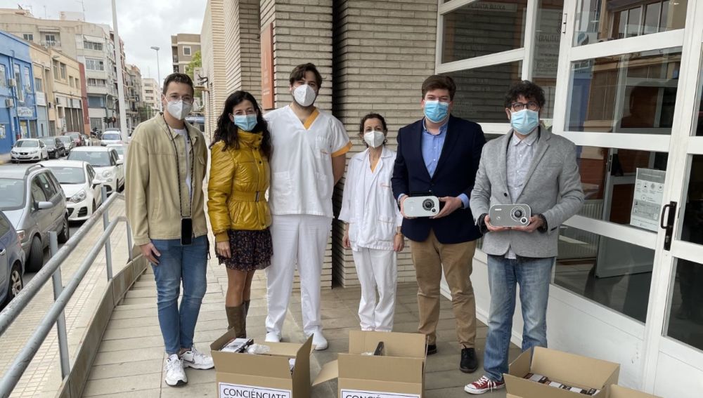 Entrega de los 33 aparatos de radio a la residencia de la tercera edad de Altabix.