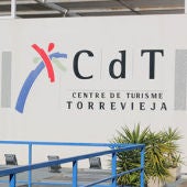 El alcalde ha destacado la importancia de estos módulos para la formación de profesionales del sector turístico, especialmente de la hostelería, no solo en la ciudad de Torrevieja sino en toda la comarca de la Vega Baja 