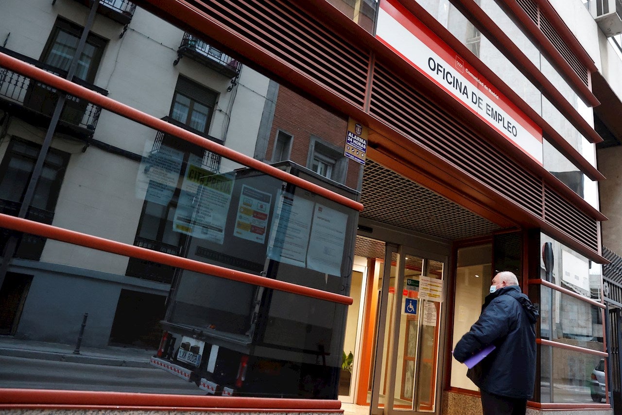 Datos paro España: El empleo aumentó en 840.700 personas en 2021 y el paro bajó en 615.900 personas Datos paro España: El empleo aumentó en 840.700 personas en 2021 y el paro bajó en 615.900 personas